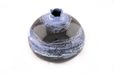 Černě glazovaná váza s ručně malovaným dekorem ve fialových tónech.