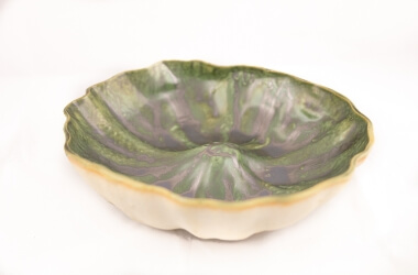 Mísa originálního tvaru z lité kameniny s glazurami v zelených odstínech.