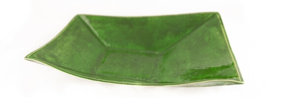 Profilovaná mísa glazovaná efektní zelenou glazurou s kovovými odlesky.