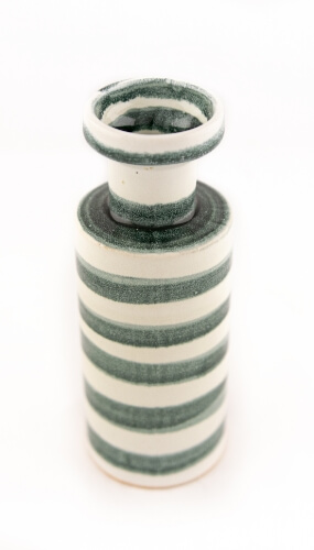 Váza ve tvaru válce dekorovaná pruhy kontrastní barvy malovanými do surové glazury.